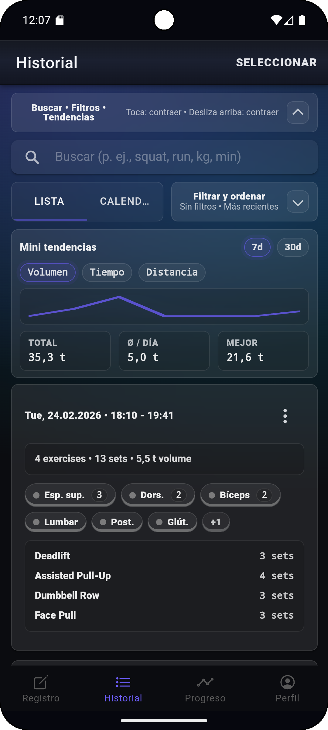 Pantalla de Historial de Fi7Note con búsqueda, filtros, mini tendencias y tarjetas de entrenamientos guardados.